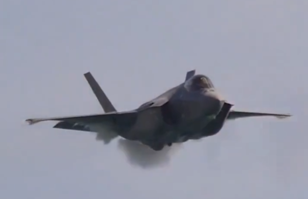  美軍亦派遣 F-35 戰機，精準摧毀了伊朗國內最大的彈道導彈生產工廠。 圖：翻攝自 X @wojtekfalco 