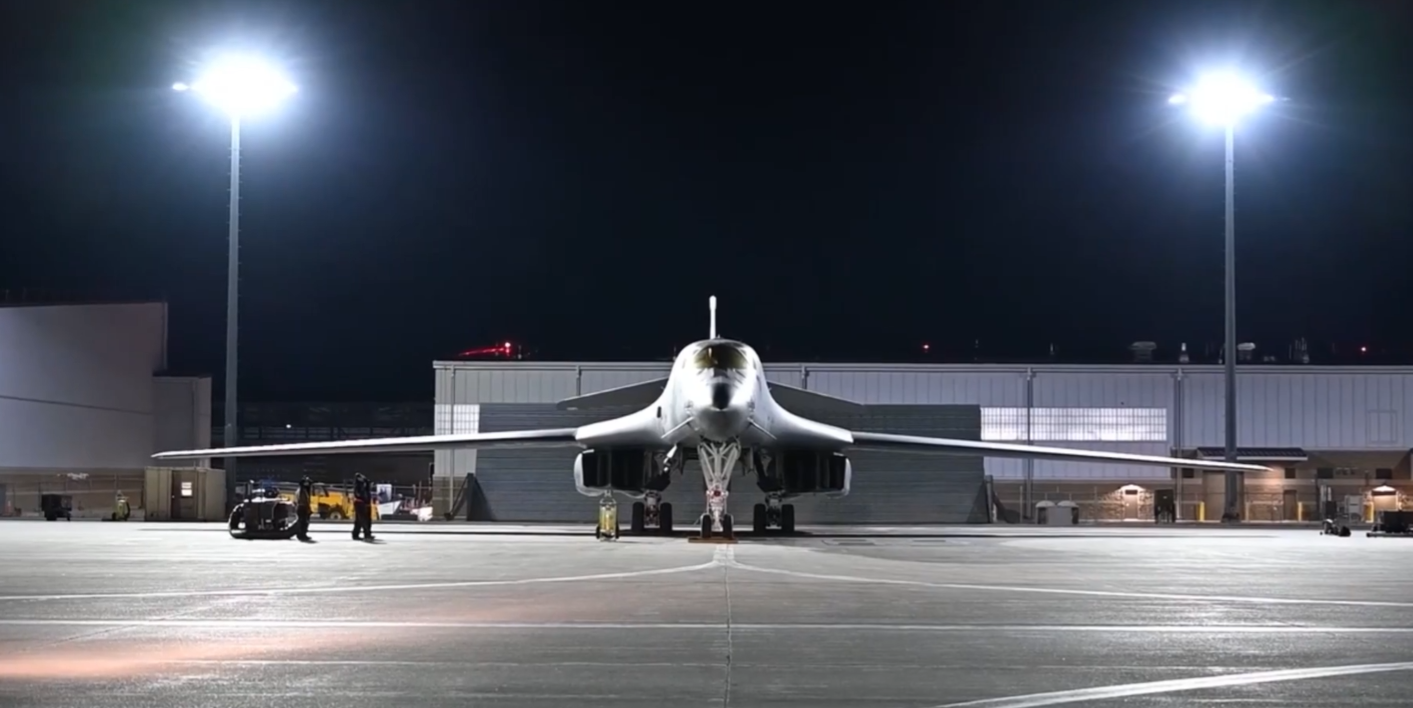  美軍首次在伊朗衝突中部署了著名的 Rockwell B-1 Lancer 超音速可變後掠翼重型轟炸機，並鎖定伊朗霍爾木茲省的 Minab 伊斯蘭革命衛隊（IRGC）導彈與後勤基地展開狂轟猛炸，該重要設施已被徹底摧毀。 圖：翻攝自 X @World_At_War_6 
