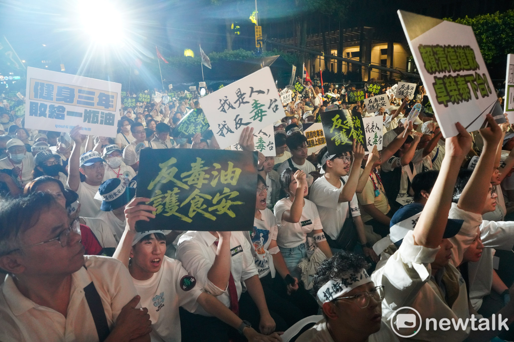  台北市長蔣萬安號召的反毒油集會，參與抗議的民眾擠爆凱道。 圖：張良一/攝 