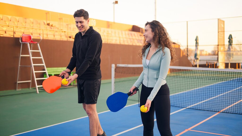  截至 2025 年底已有約 860000 名英國人嘗試過板式網球，是 2019 年底 15000 人的數十倍。年輕人越來越渴望透過運動來社交，取代過往的酒精飲宴。 圖：翻攝自 cm-paredes 