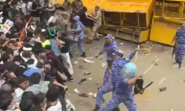  印度學生舉行大規模示威遊行，抗議考題外洩；抗議者與警方發生暴力衝突。 圖：翻攝自 X @MOSCOW_EN 