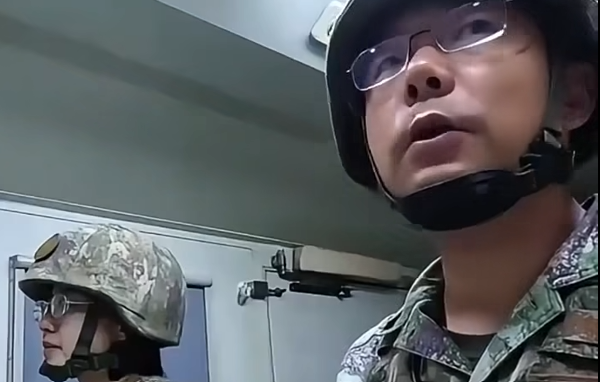  來自中國黑龍江的 11 歲小女孩，憑藉著極其優異的珠心算能力，被中國人民解放軍作為特殊人才破格招募入伍。 圖：翻攝自 FB 相葛格 