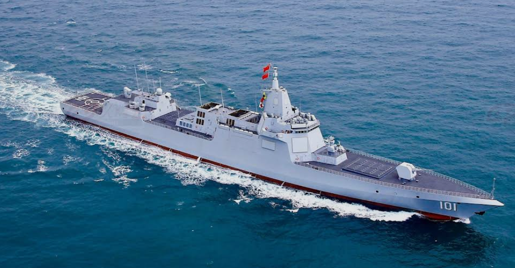  圖為中國 055 型，突破大型艦艇總體設計、訊息集成、總裝建造等關鍵技術，裝備有新型防空、反導、反艦、反潛武器，具有較強的訊息感知、防空反導和對海打擊能力。 圖：翻攝自 hk01 