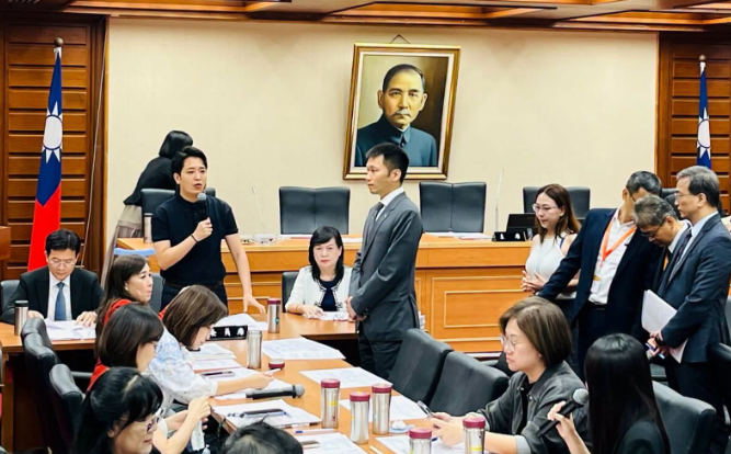  葉元之透露，他當時曾上前勸說李洋先坐下休息，羅廷瑋也同樣示意，但李洋礙於自身為民進黨政府官員的身分，深怕得罪同黨立委而顯得相當無助。 圖：翻攝自臉書 @陳珊妮 