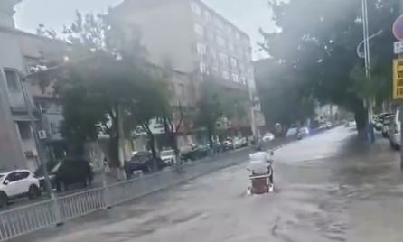  災民呼籲政府不應只停留在災後的清理與設置集中安置點，必須提出治本的防洪對策，才能避免悲劇不斷重演。 圖：翻攝自 X @china_epoch 