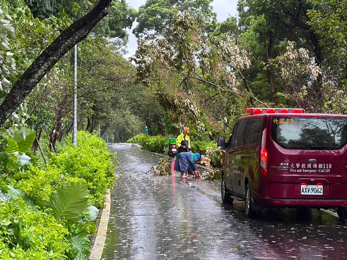  為防止災害擴大，各地消防及救援單位第一時間出動車輛與人力前往現場支援。 圖：翻攝自臉書帳號 @洪孟楷 