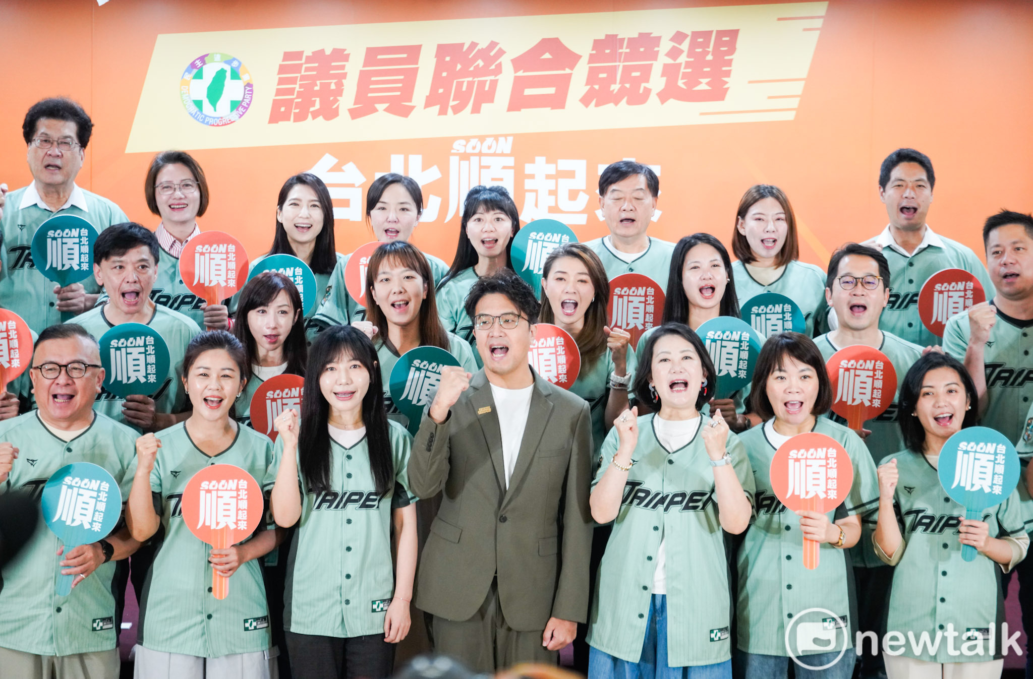 沈伯洋和台北市議員參選人共同出席「民進黨台北市黨部聯合競選記者會」，並高呼勝選口號。 圖：張良一/攝 