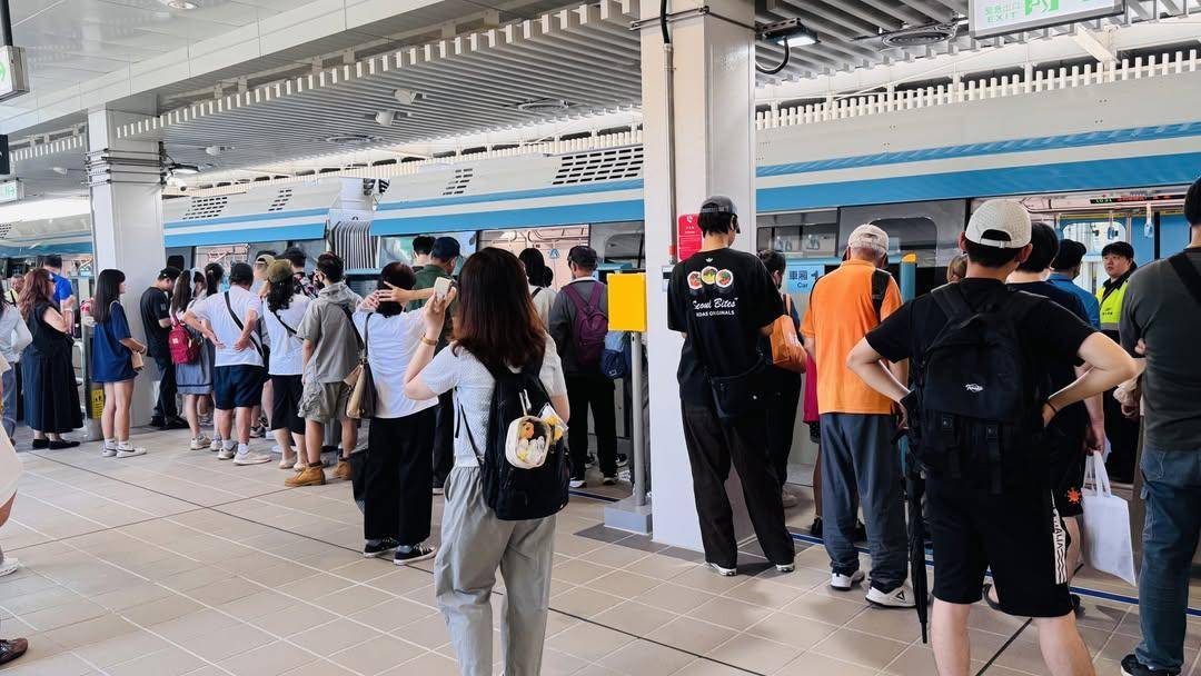  民眾爆口角後，其中一名男子突然情緒失控並掏出美工刀揮舞示威，現場雙方一度僵持不下，突如其來的暴力行徑嚇壞車廂內大批乘客。 圖：翻攝自 Thread 