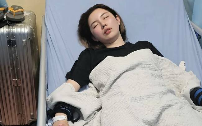 (影) 原來是忘了吃藥了! 中國女大鬧大馬機場喊新、日投降 遭強制送醫