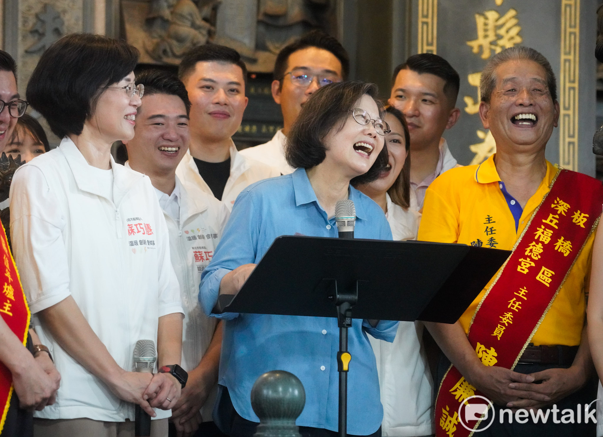  擔任新北市長候選人蘇巧慧競辦主委的前總統蔡英文，在選前最後一百天，在蘇巧慧等人和陪同下，到板橋深丘福德宮參香，並為蘇巧慧拉抬聲勢。 圖：張良一/攝 