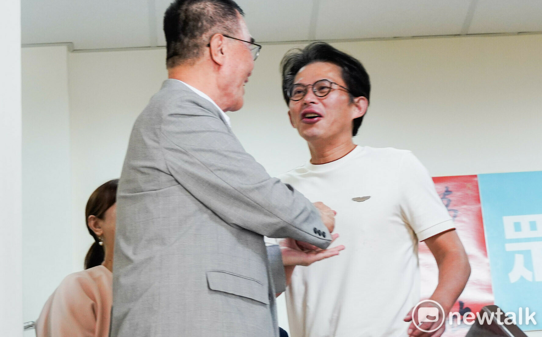 李四川竟掰稱「307公車會上高速公路」!黃國昌在旁點頭如搗蒜 她笑了:藍白權貴政客離公車太遠
