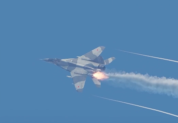  烏軍先動用 MiG-29 戰鬥機投擲 GBU-39 精確導引炸彈，拔除俄軍後方彈藥庫與指揮所，接著配合重型轟炸無人機壓制前沿火力，最終由特種部隊迂迴清剿。 圖：翻攝自 X @jason_sim_98 
