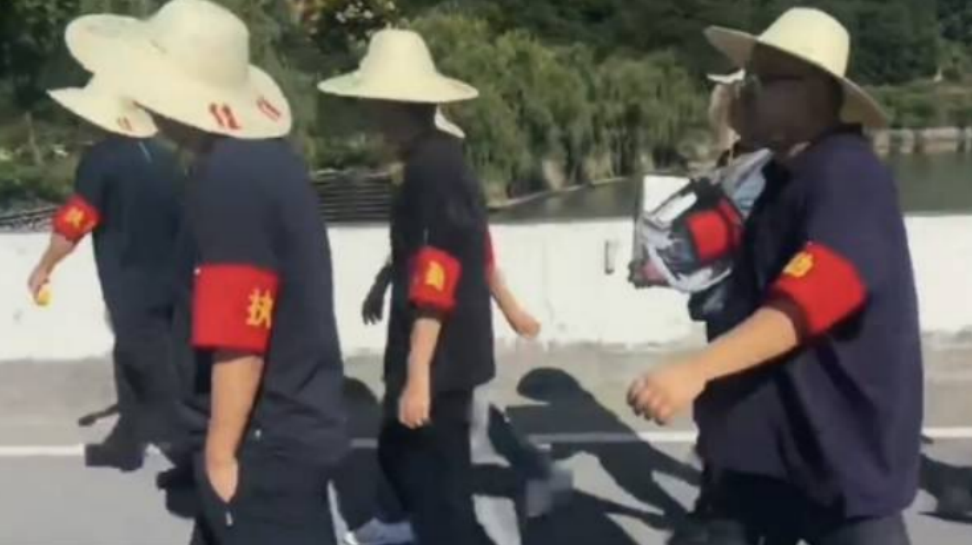  當地政府不顧村民強烈反對，執意在二級飲用水源保護區內，強行推進一座年出欄量達 10 萬頭的大型養豬場建設項目。紅袖章的政府工作人員闖入村莊。 圖：翻攝自 X @5xyxh 