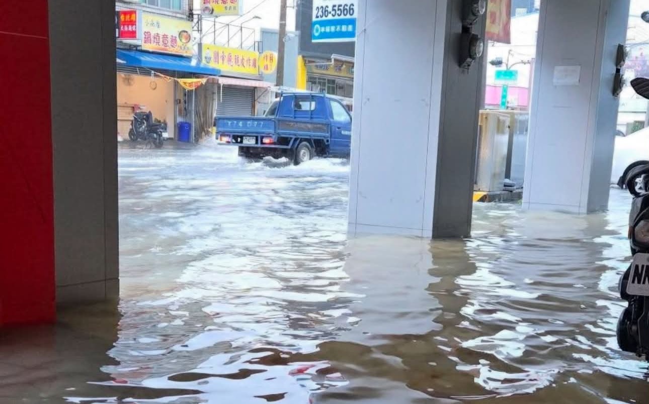 西南風與低壓帶夾擊!高雄多區豪雨成災 鳳山馬路成汪洋