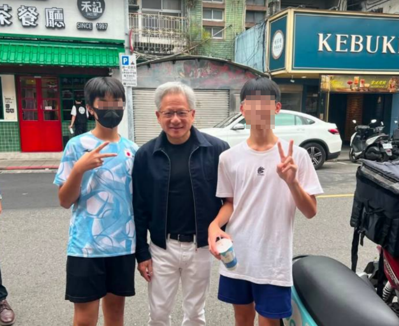 這次超低調!黃仁勳攜妻快閃台北 排隊買這家包子遭民眾認出