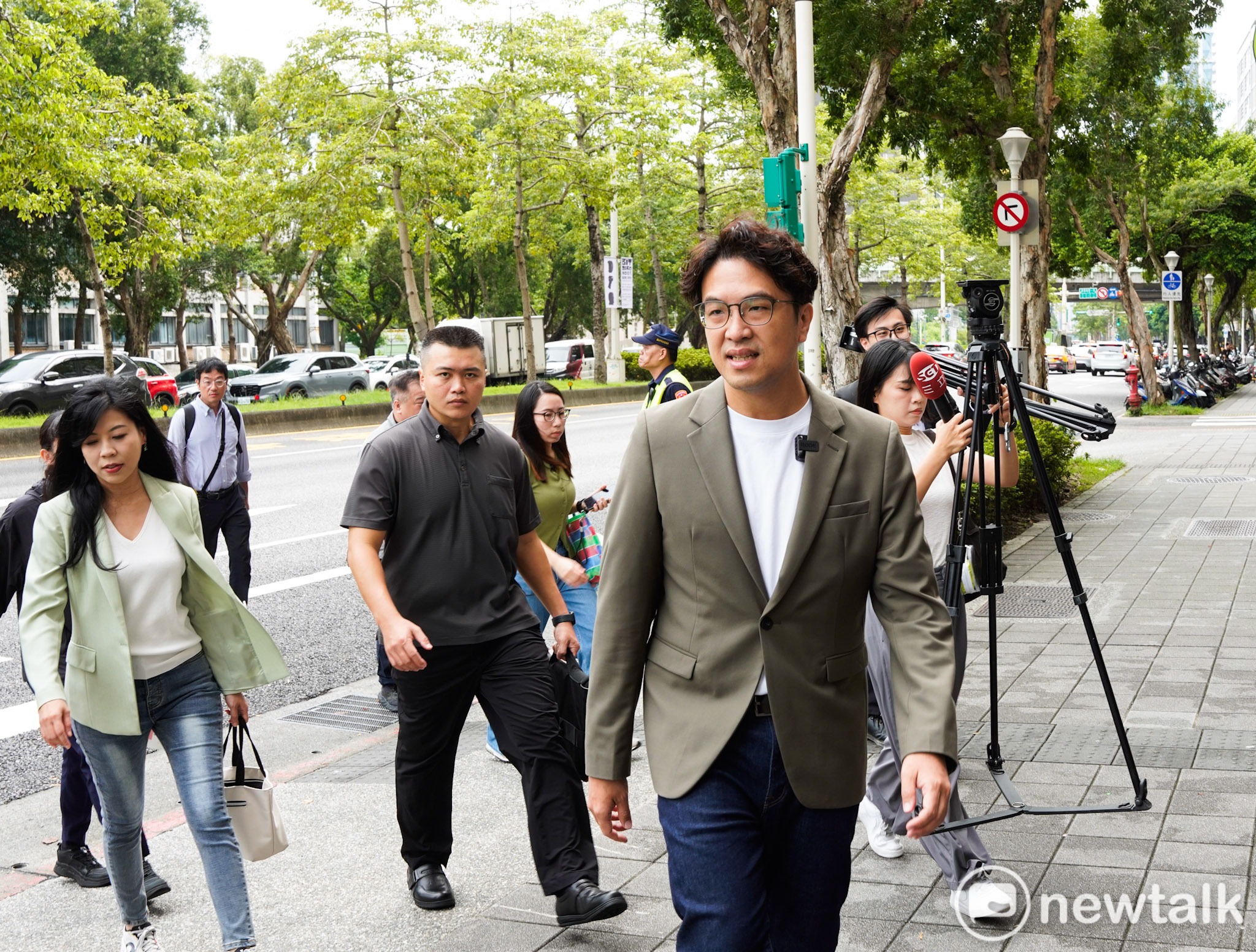  民進黨台北市長參選人沈伯洋舉行「都市微森林」政策記者會，並在會前先了解北科大種樹狀況。 圖：張良一/攝 