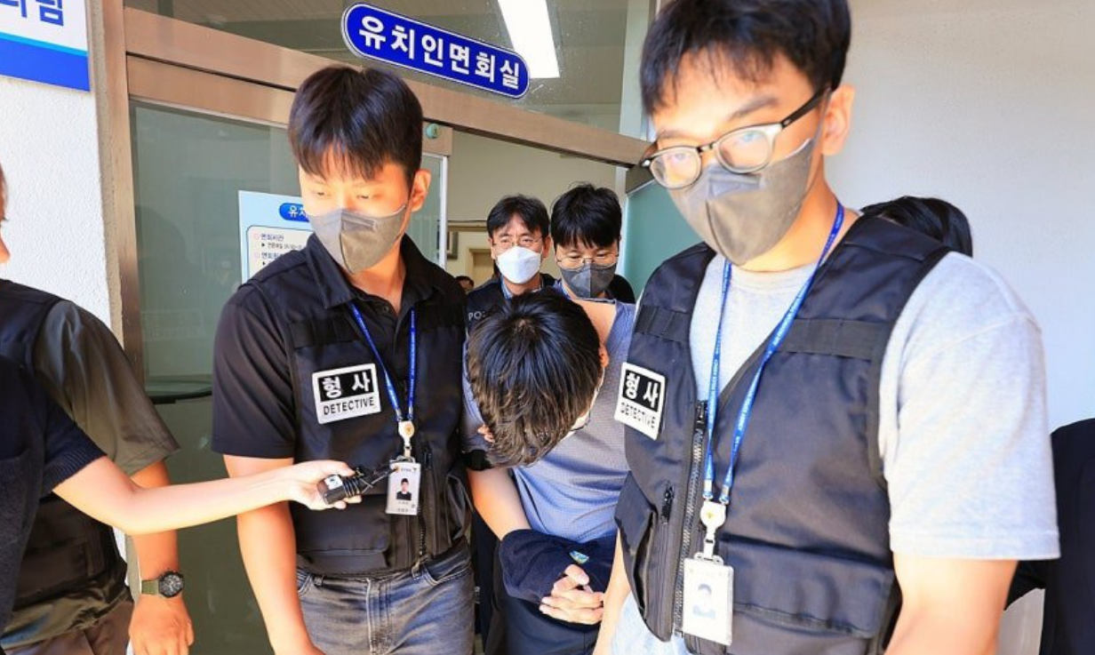 該警官非但沒有認真調查，反而向警方謊稱已聯繫過張美蘭，並告知她平安無事。後來，調查人員發現另一起失蹤人口案件也以類似的方式處理，這名警官因此被逮捕。 圖：翻攝自 X @ilovekdramatwt 
