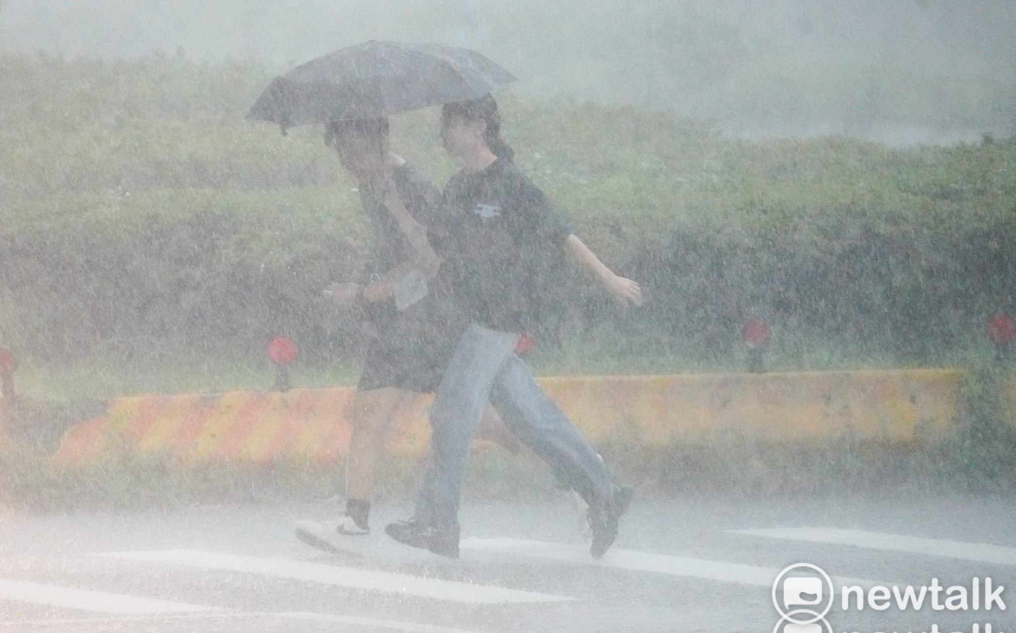 低壓帶賴著不走!未來一週雨不停 專家示警「這3天」全台雨勢最猛