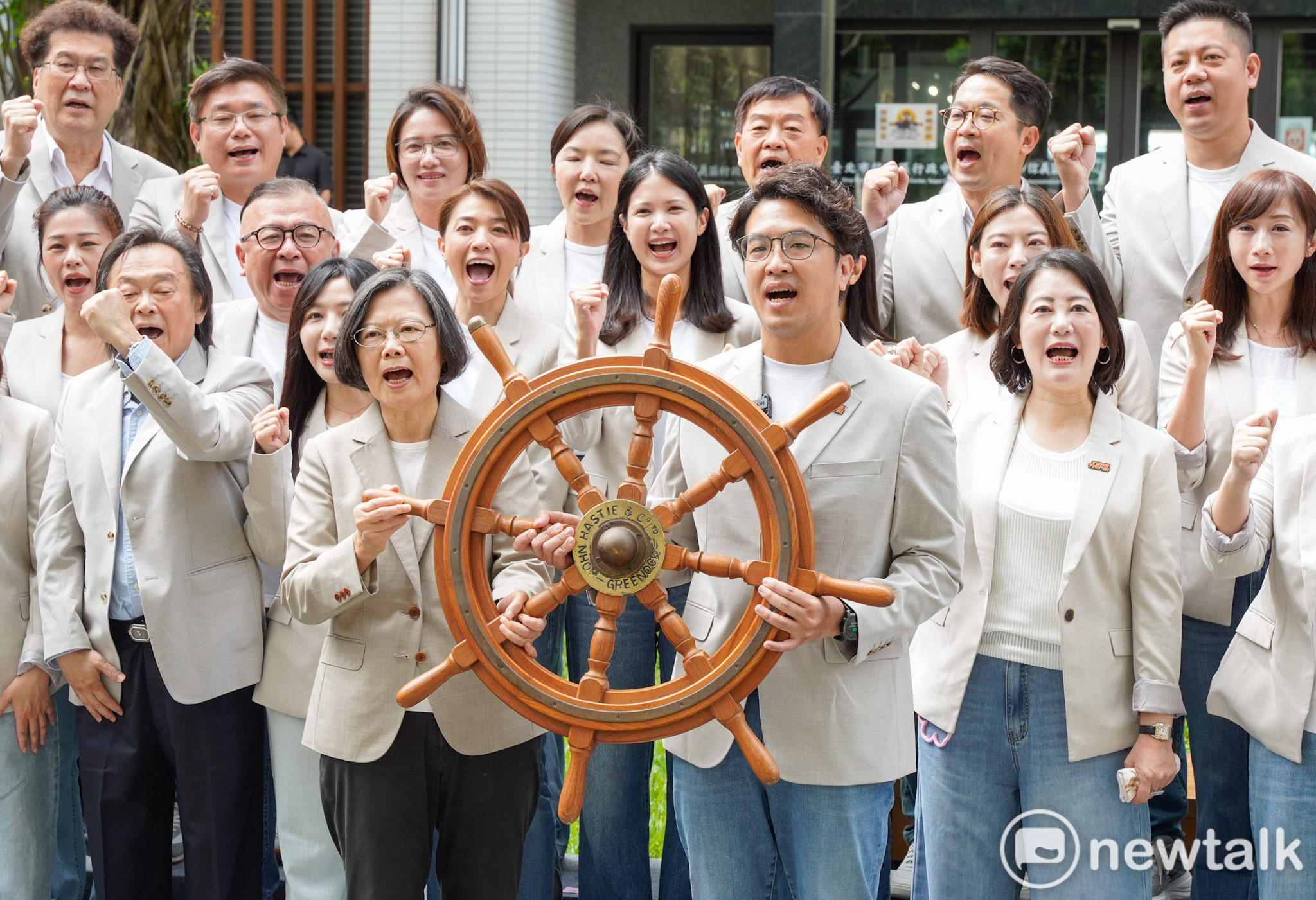 沈伯洋在蔡英文和民進黨台北市議員參選人陪同下，前往台北市選委會登記參選。圖為蔡前總統在沈伯洋在登記前的記者會上，致贈船舵給沈伯洋。 圖：張良一/攝 