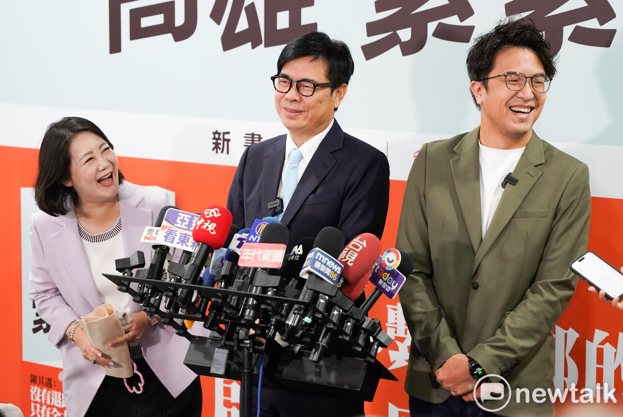  高雄市長陳其邁、民進黨台北市長參選人沈伯洋在「《高雄，緊緊緊：2314天極限轉型》新書發表會」前受訪。 圖：張良一/攝 