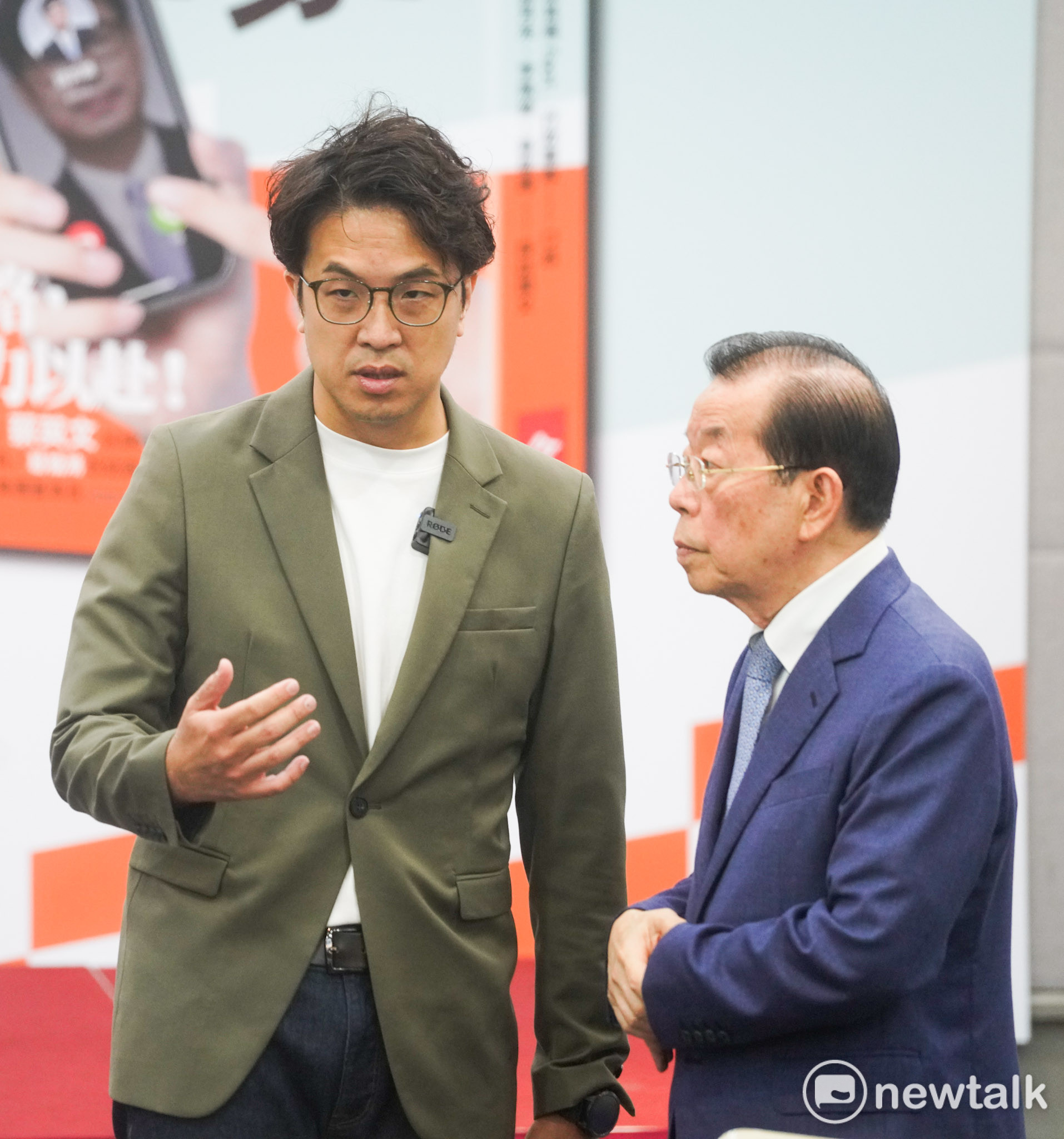  民進黨台北市長參選人沈伯洋在「《高雄，緊緊緊：2314天極限轉型》新書發表會」上和前行政院長謝長廷交談。 圖：張良一/攝