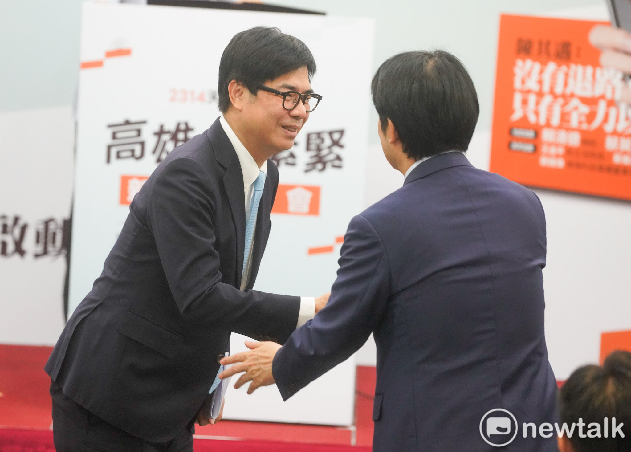  高雄市長陳其邁在「《高雄，緊緊緊：2314天極限轉型》新書發表會」致詞後，向總統賴清德握手致意。 圖：張良一/攝 