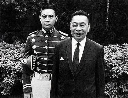  蔣經國（右）及蔣孝勇（左）。 圖：翻攝自臉書帳號 @矢板明夫俱樂部 