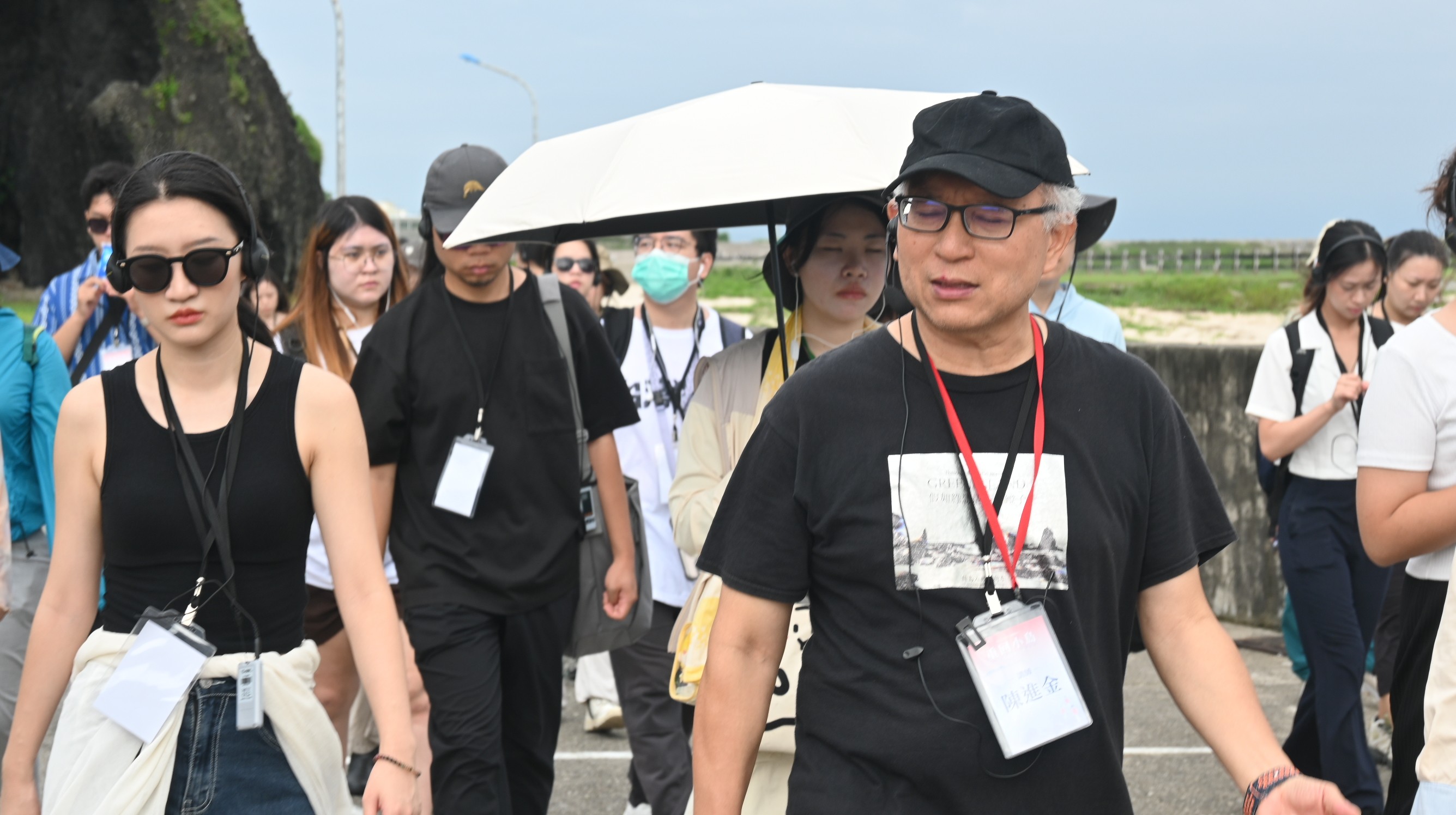  東華大學歷史系教授陳進金帶領學員走訪流麻溝、十三中隊、燕子洞等歷史現場。 圖：國家人權博物館提供 