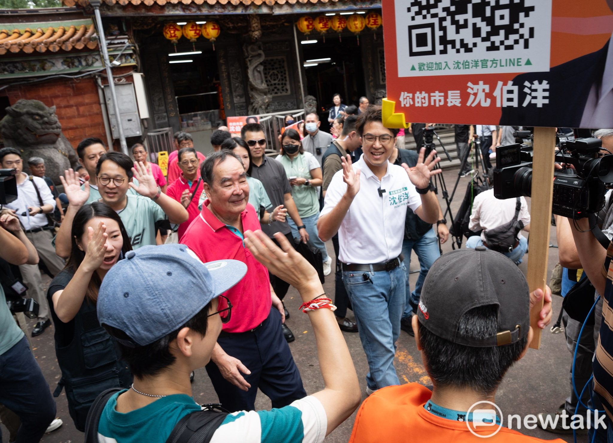  民進黨台北市長參選人沈伯洋到大稻埕慈聖宮參拜，並向廟前的攤商、吃飯的市民握手致意。 圖：張良一/攝 