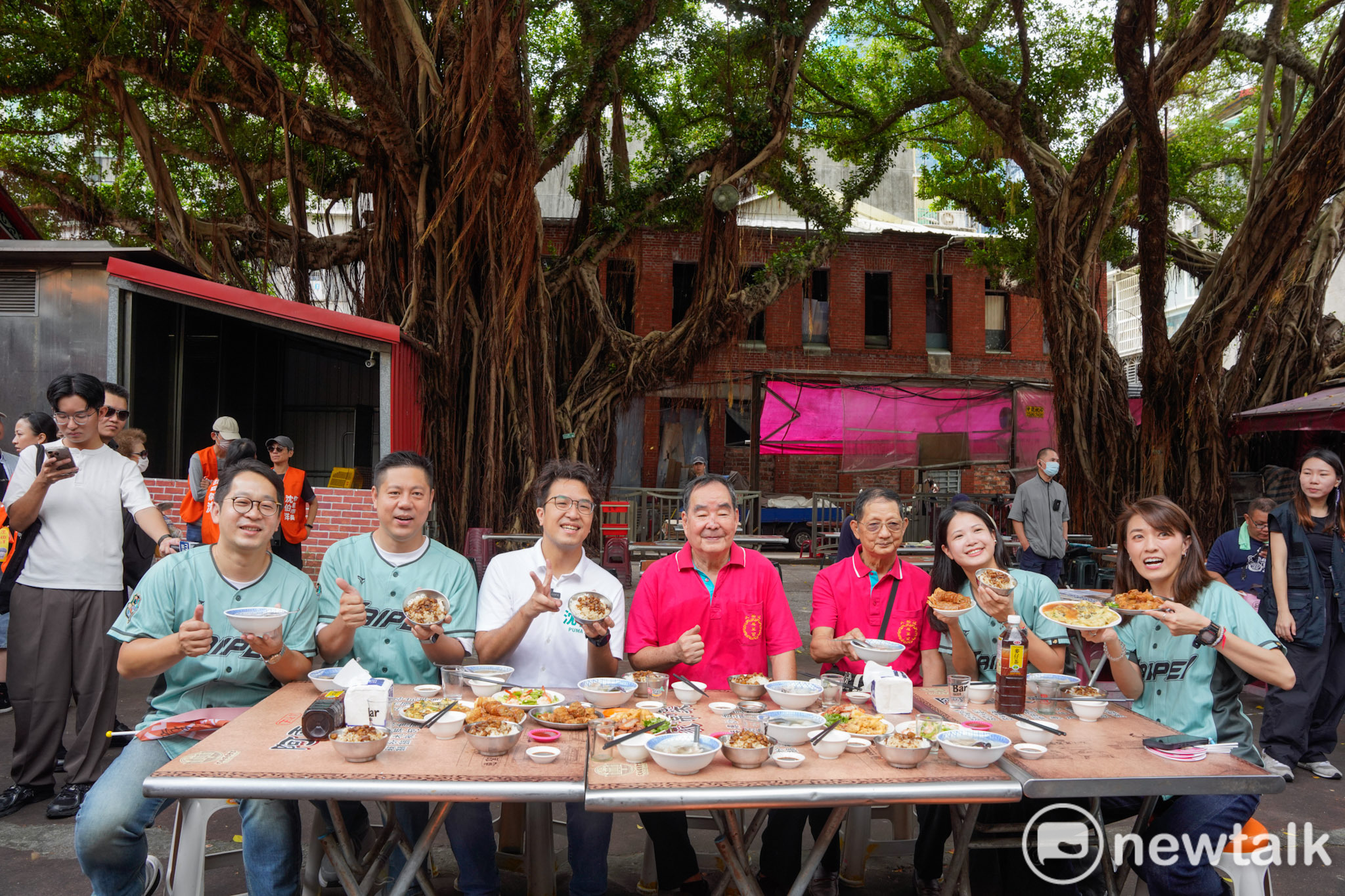  民進黨台北市長參選人沈伯洋到大稻埕慈聖宮參拜，並向廟前的攤商、吃飯的市民握手致意。 圖：張良一/攝 
