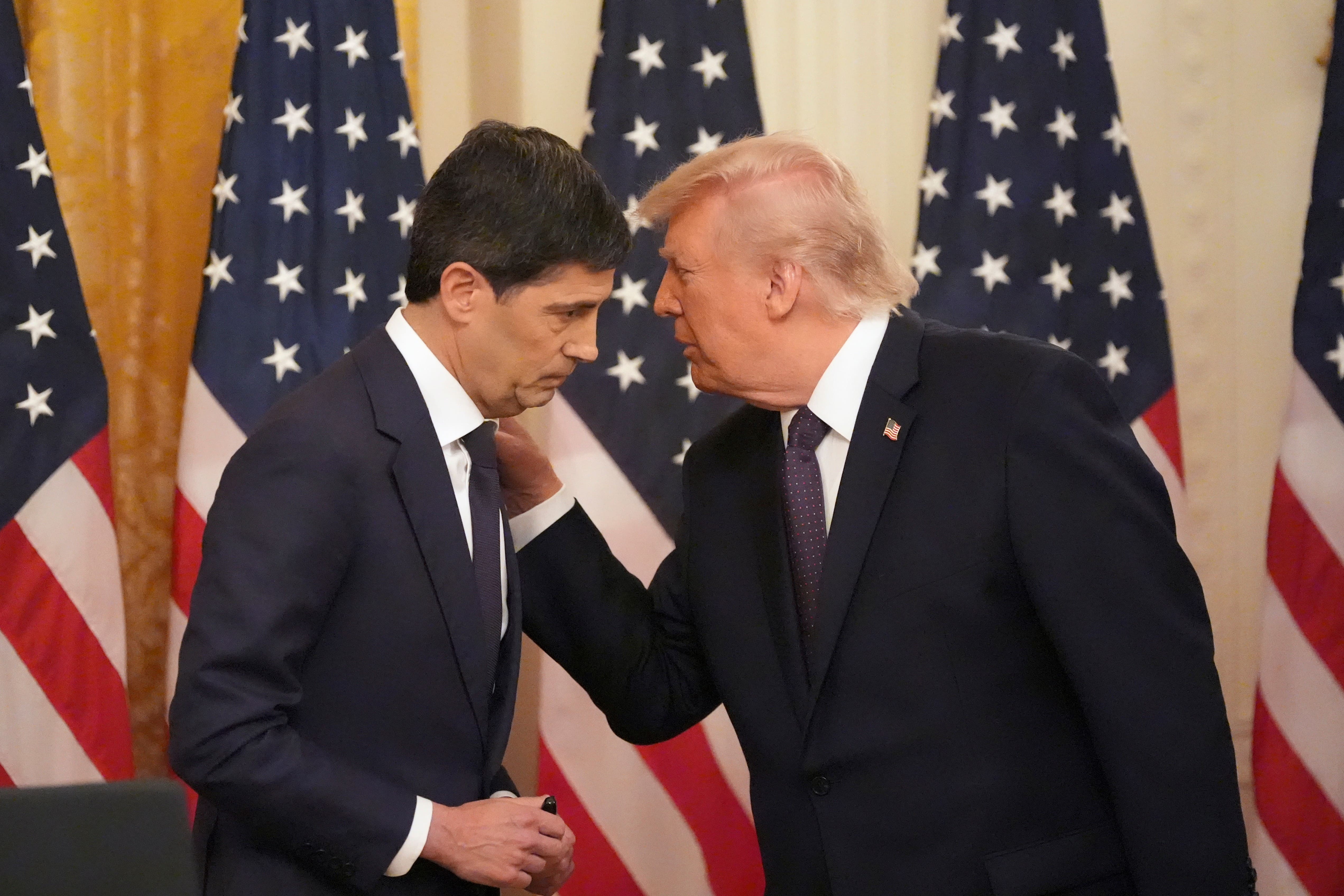  川普任命華許接掌 Fed 後，兩機關的關係一度較前主席鮑爾時期緩和。如今，若 Fed 真的升息 1 碼，將讓這段主席的「蜜月期」面臨考驗。 圖：美聯社／達志影像 