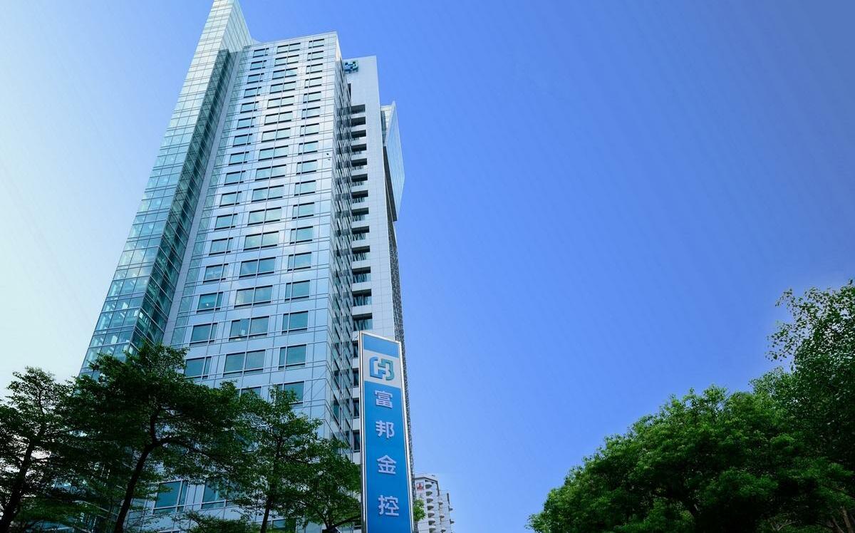 表)8個月抵去年一整年!13家金控前8月狂賺5,789億 富邦金單月獲利逾200億重返王座