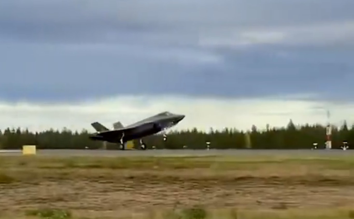  芬蘭空軍已接收首批作戰用 F-35 戰機，取代老舊 F-18 角蜂戰機。 圖：翻攝自 X 帳號 @OSINTtechnical 