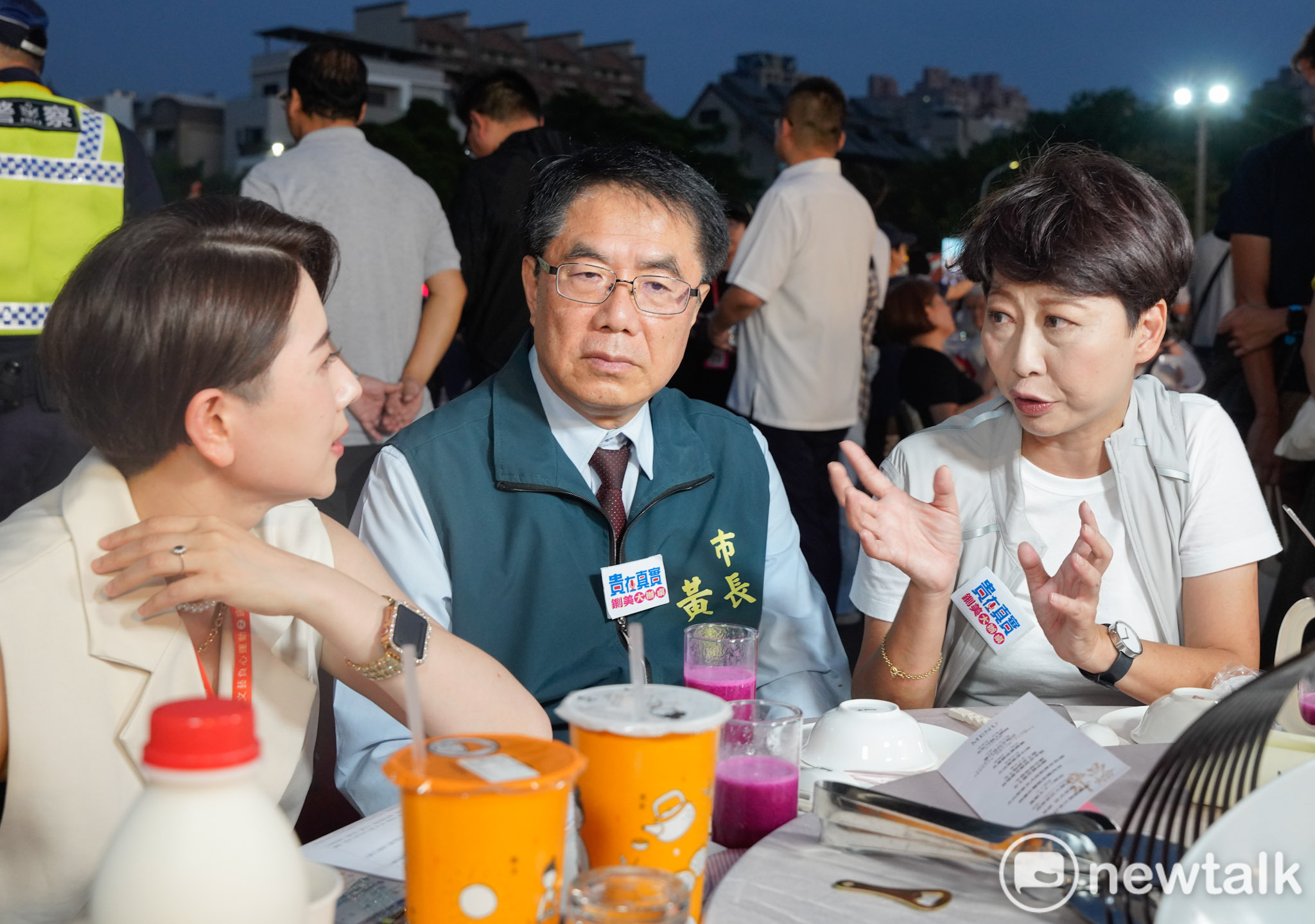  台南鍘美藝術節今(20)日首度開辦桌，台南市長黃偉哲、市長候選人陳亭妃到場。 圖：張良一/攝（資料照片）