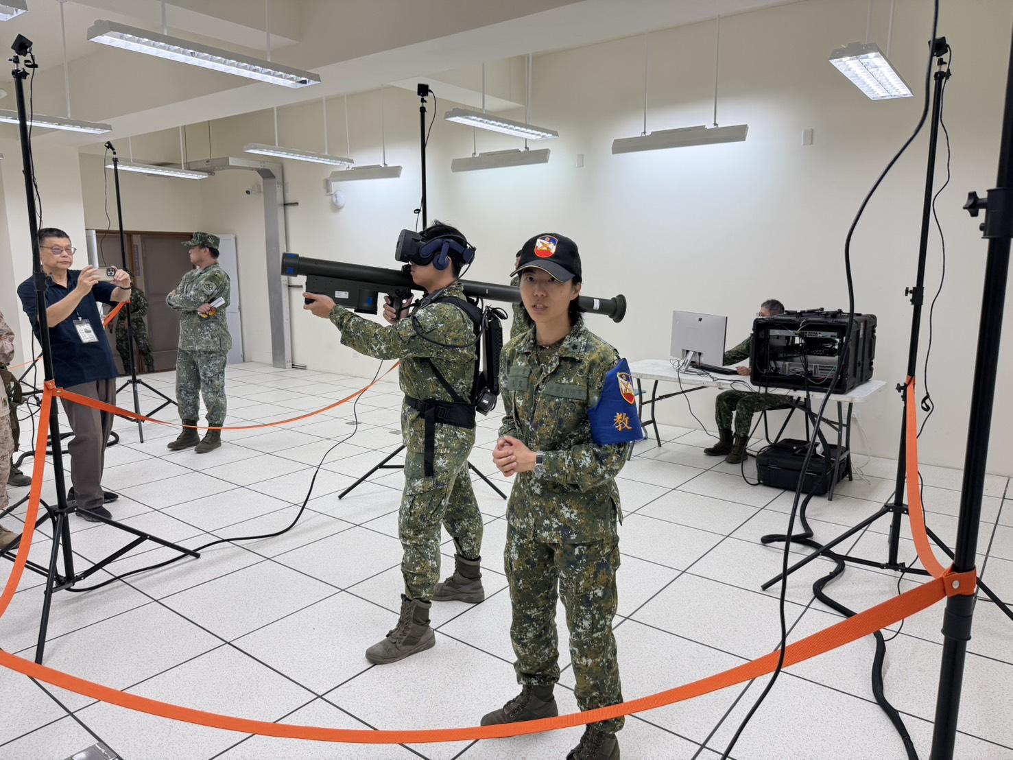  陸軍砲訓部首次公開人攜式刺針飛彈系統模擬器，官兵配戴模擬設備進行操作訓練。 圖：金大鈞/攝 
