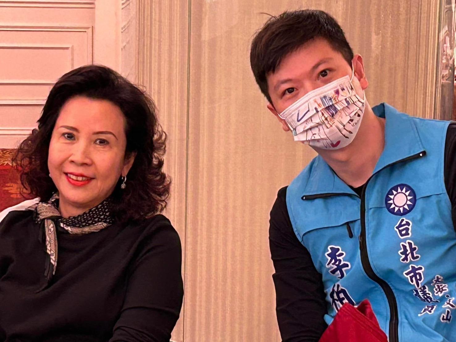  台北市學前及國中小教育協會理事長陳婉真與國民黨台北市議員李柏毅合影。 圖：張銘祐辦公室提供 