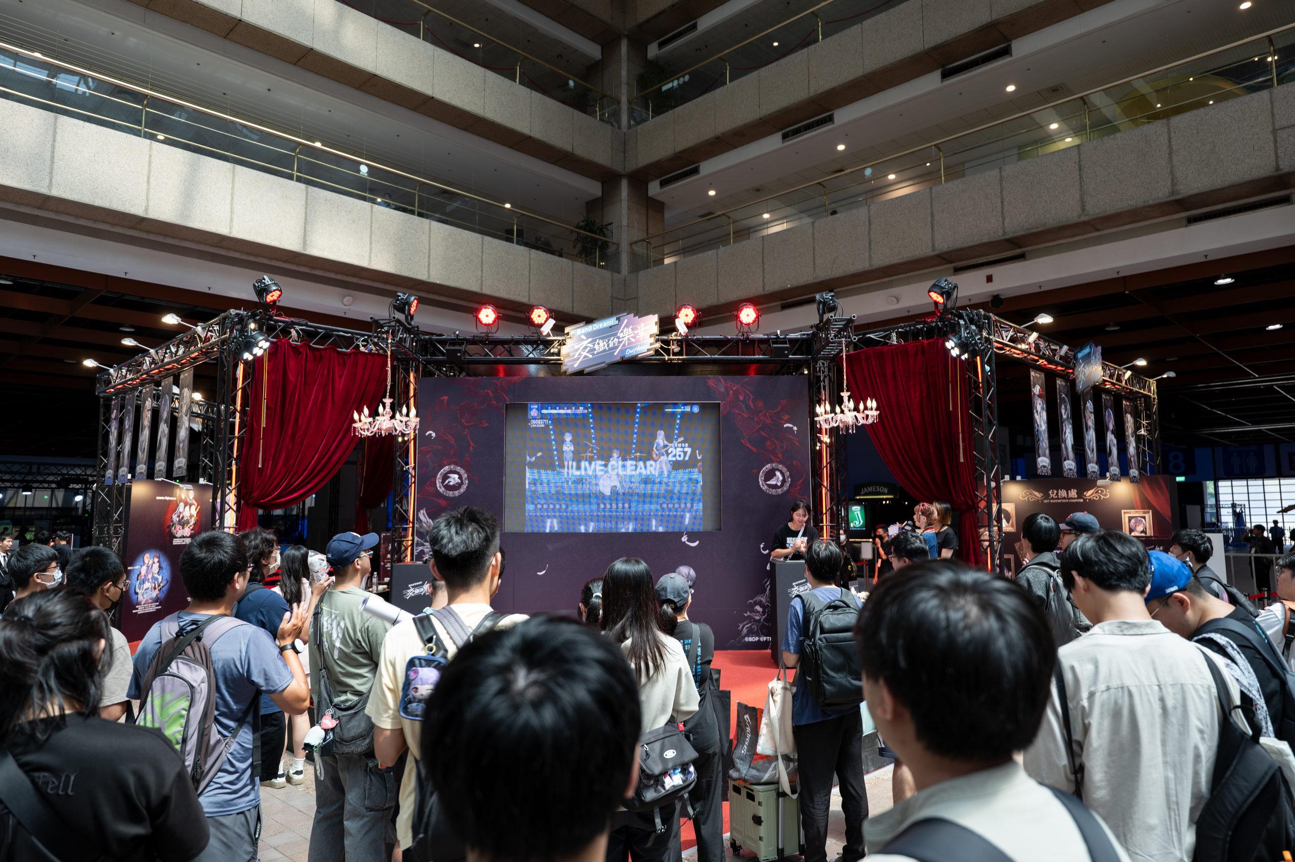  《BanG Dream! 交織的樂章》進駐 WirForce 2026，以「假面舞會」主題展位帶來遊戲試玩、打卡任務與限定互動。 圖：4Gamers就肆電競提供 