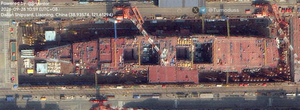 艦體兩側外飄工程已正式鋪開，左舷更在數天內連續完成 2 個大尺寸外飄分段的合攏對接。圖：翻攝自單手搓核彈