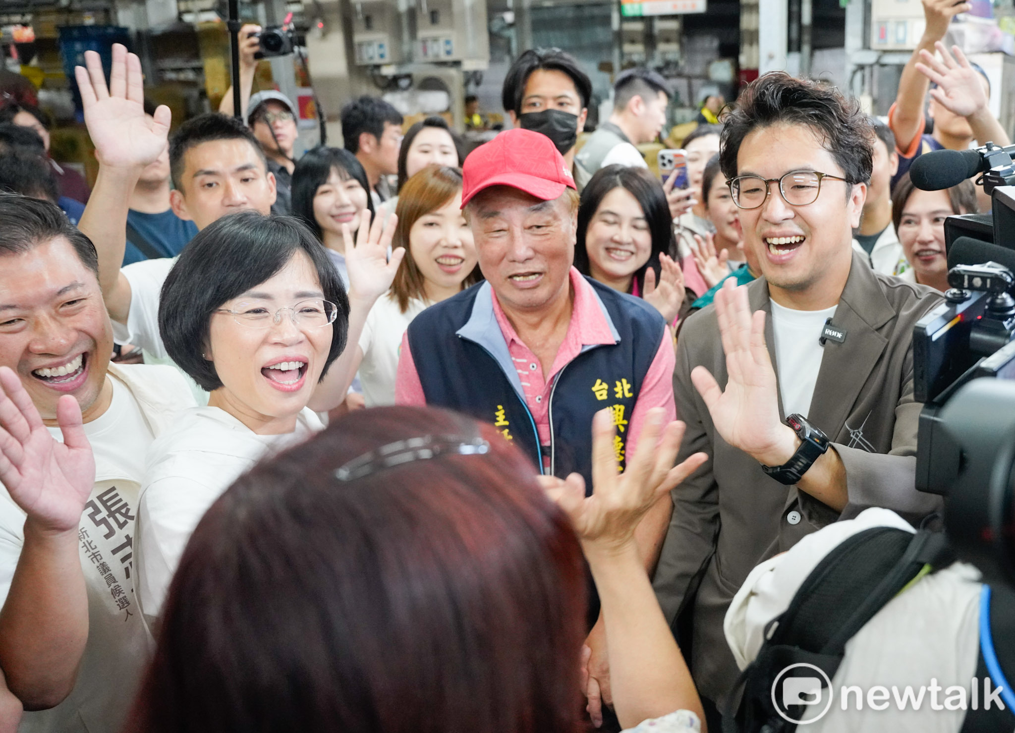 許多民眾搶著跟沈伯洋、蘇巧慧合照。 圖：張良一/攝 