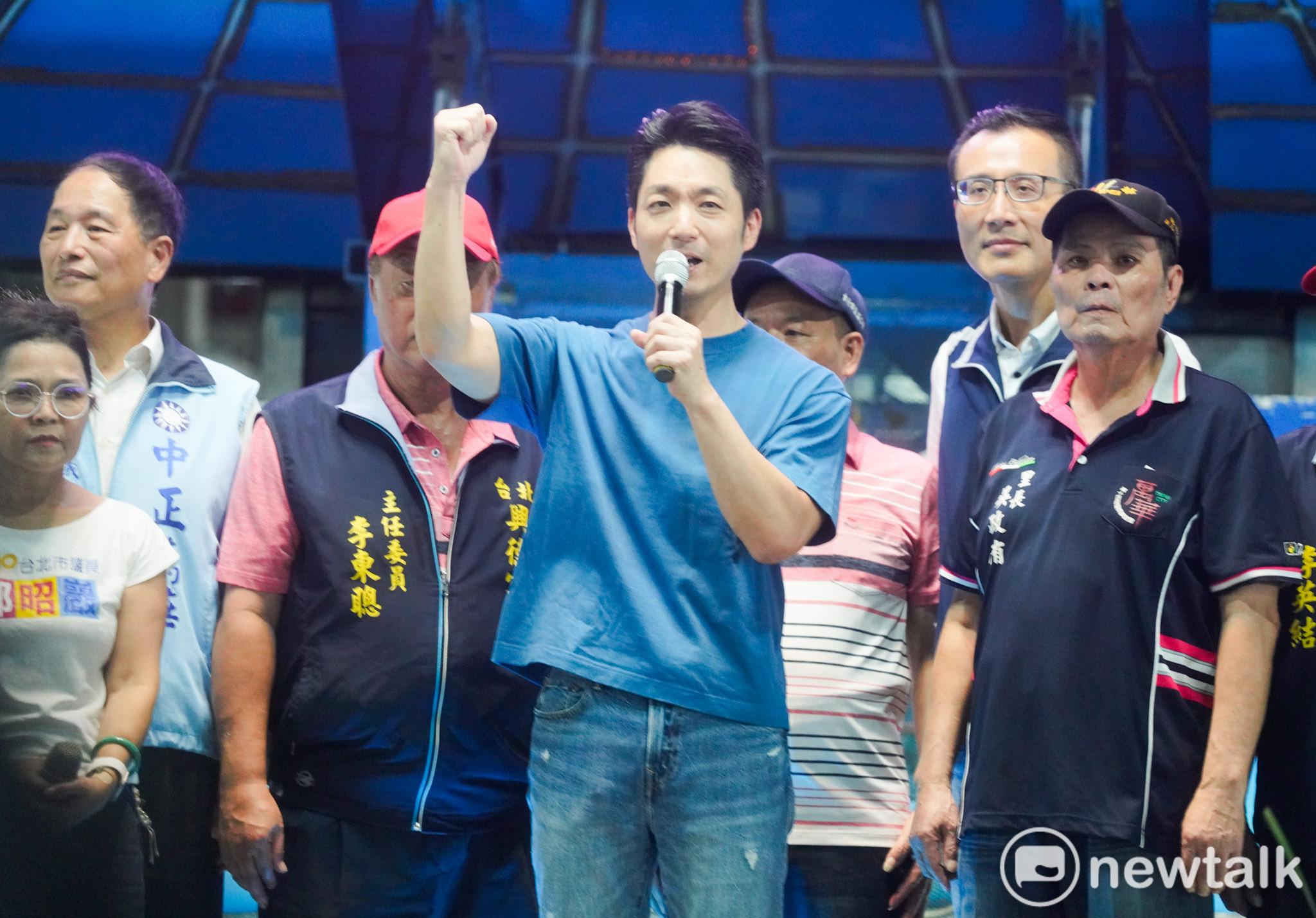蔣萬安出席興德宮今舉行36週年宮慶及平安宴，並向信眾攤商拜票。 圖：張良一/攝 