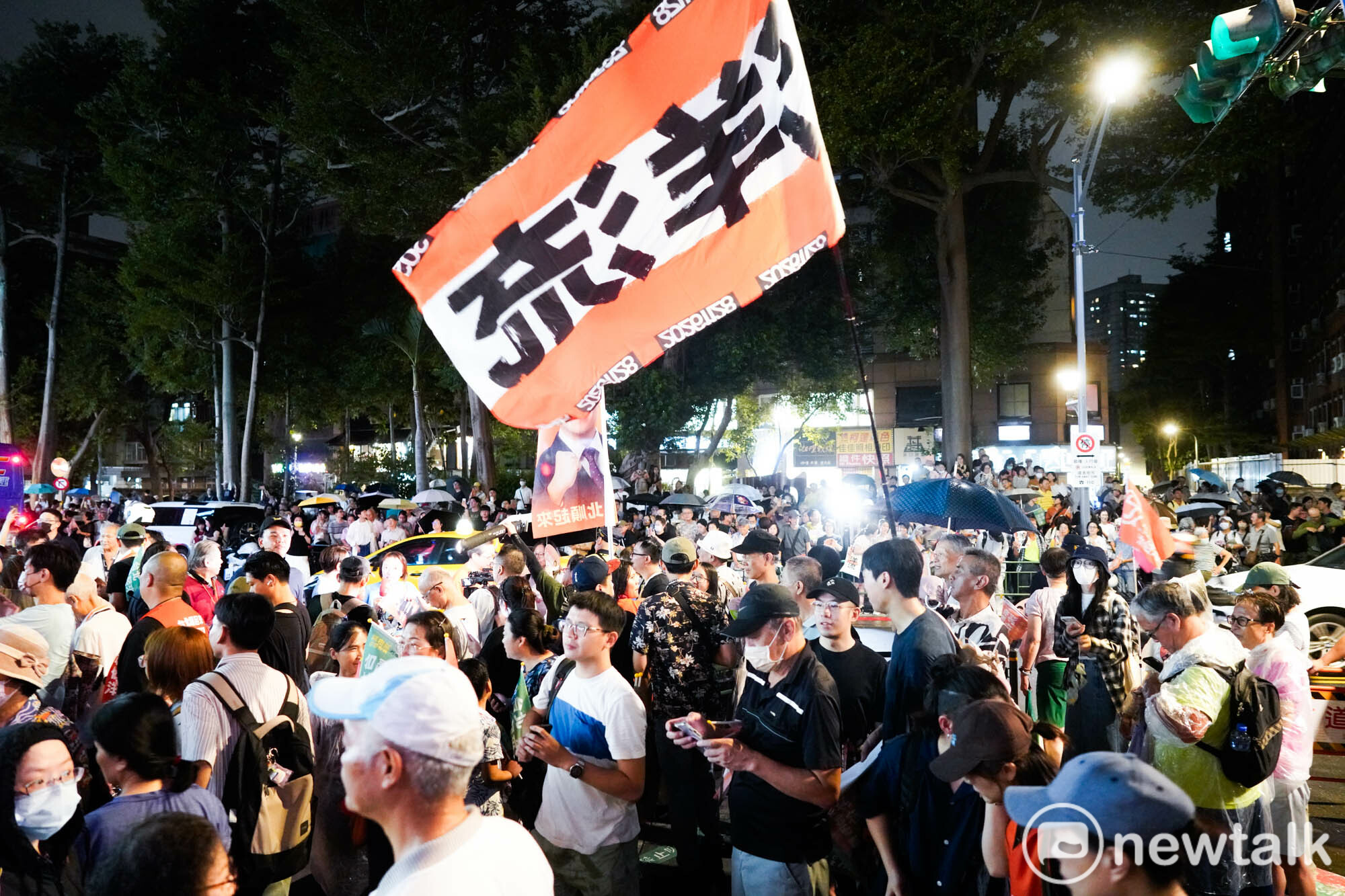洋流支持者會前就擠爆現場。 圖：張良一/攝 