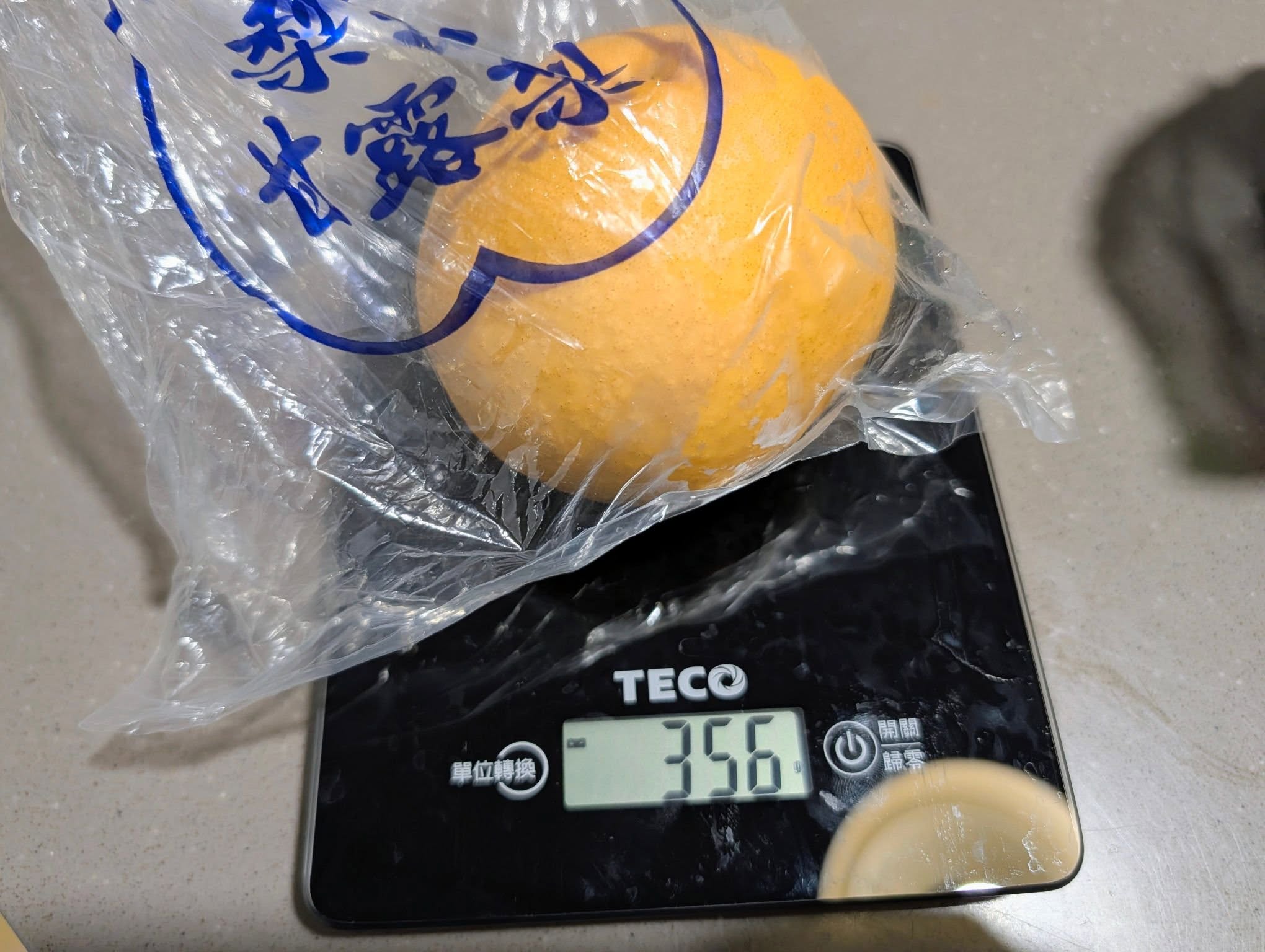  台南家長近日在 Threads 分享，孩子從學校帶回一整顆甘露梨，重量達 356 公克。 圖：翻攝自 Threads 帳號 @cafetrister 