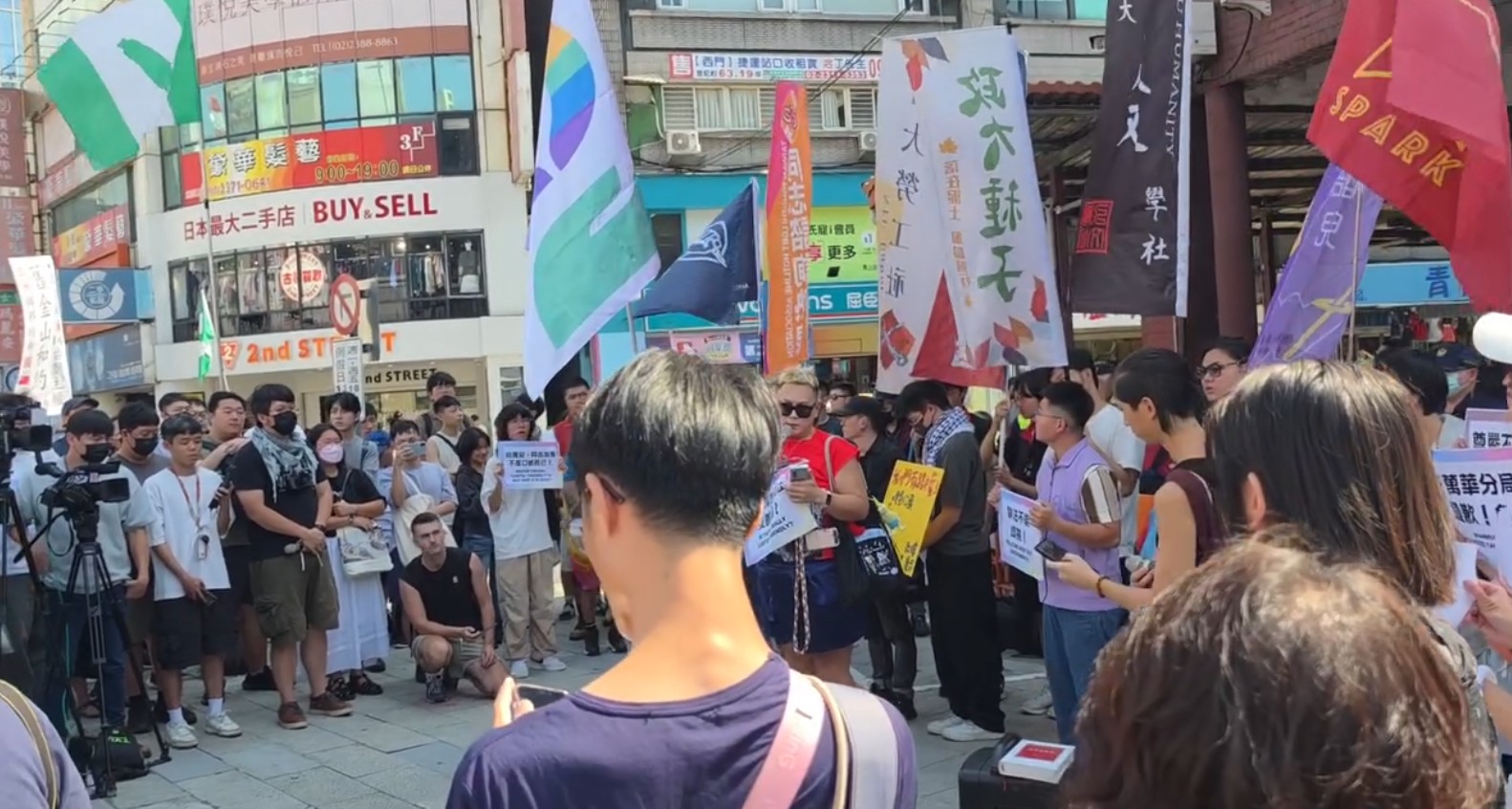  民間團體今（4）早向警方申請在西門紅樓旁集會，要求警方提供涉爭議員警的警察編號及搜索時的密錄器畫面，同時要求警方公開說明並道歉。 圖：翻攝自 Threads 帳號 @yunnbaby__1219 