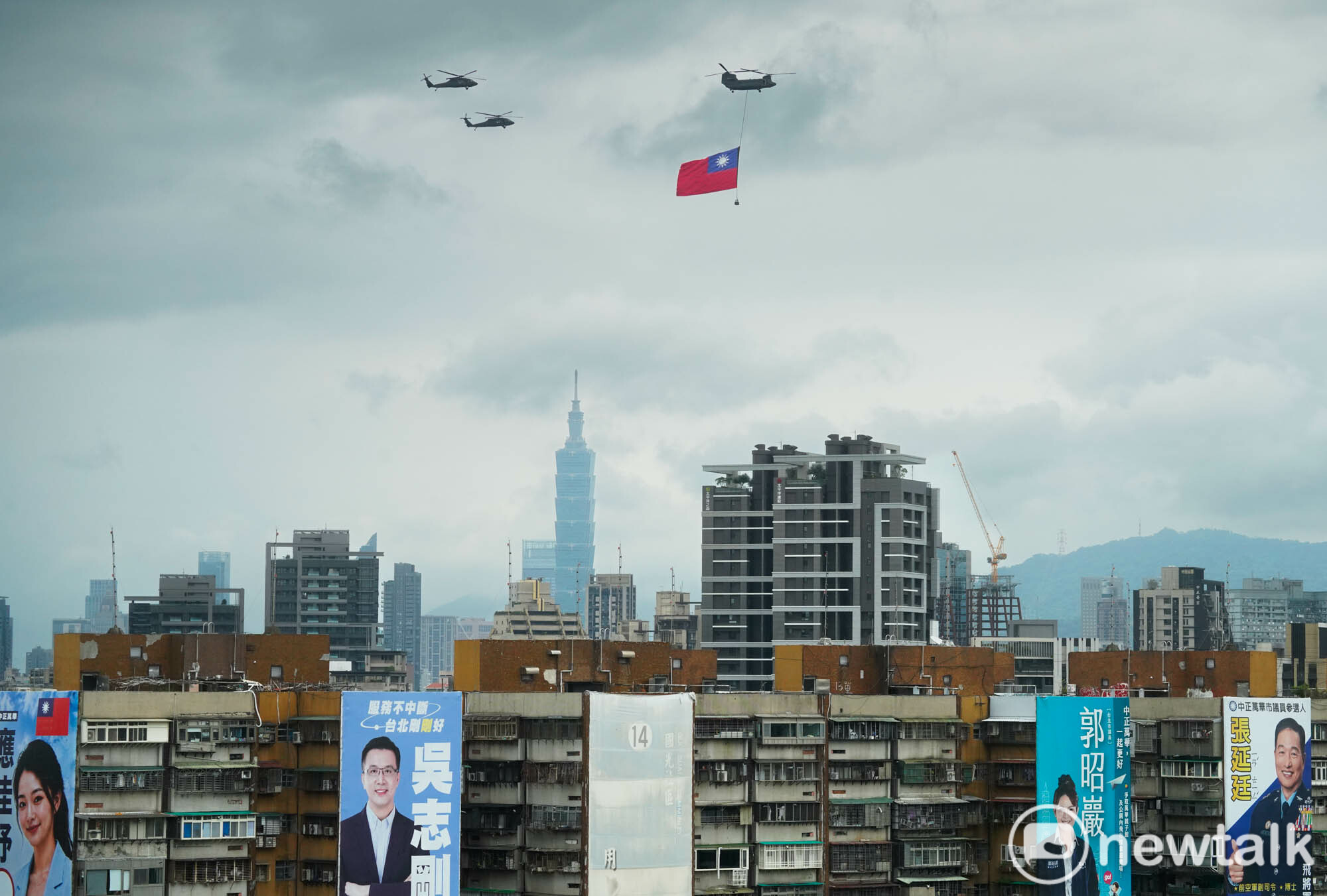  陸軍CH-47D直升機吊掛巨幅國旗、 UH-60M黑鷹直升機組成的國旗機隊在115年國慶預演時，通過台北市上空。 圖：張良一/攝 