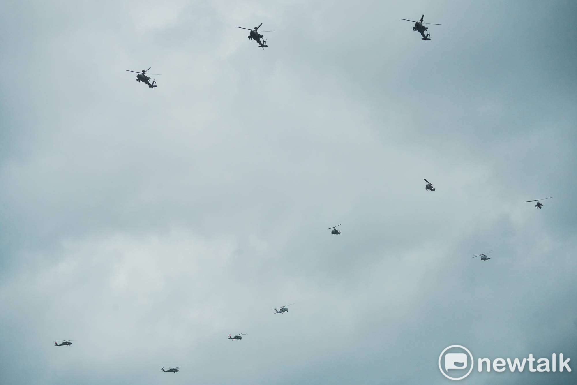  陸軍AH-64E攻擊直升機、 AH-1W 攻擊直升機、UH-60M黑鷹直升機和海軍 S-70C反潛直升機在115年國慶預演時，編隊通過台北市上空。 圖：張良一/攝 