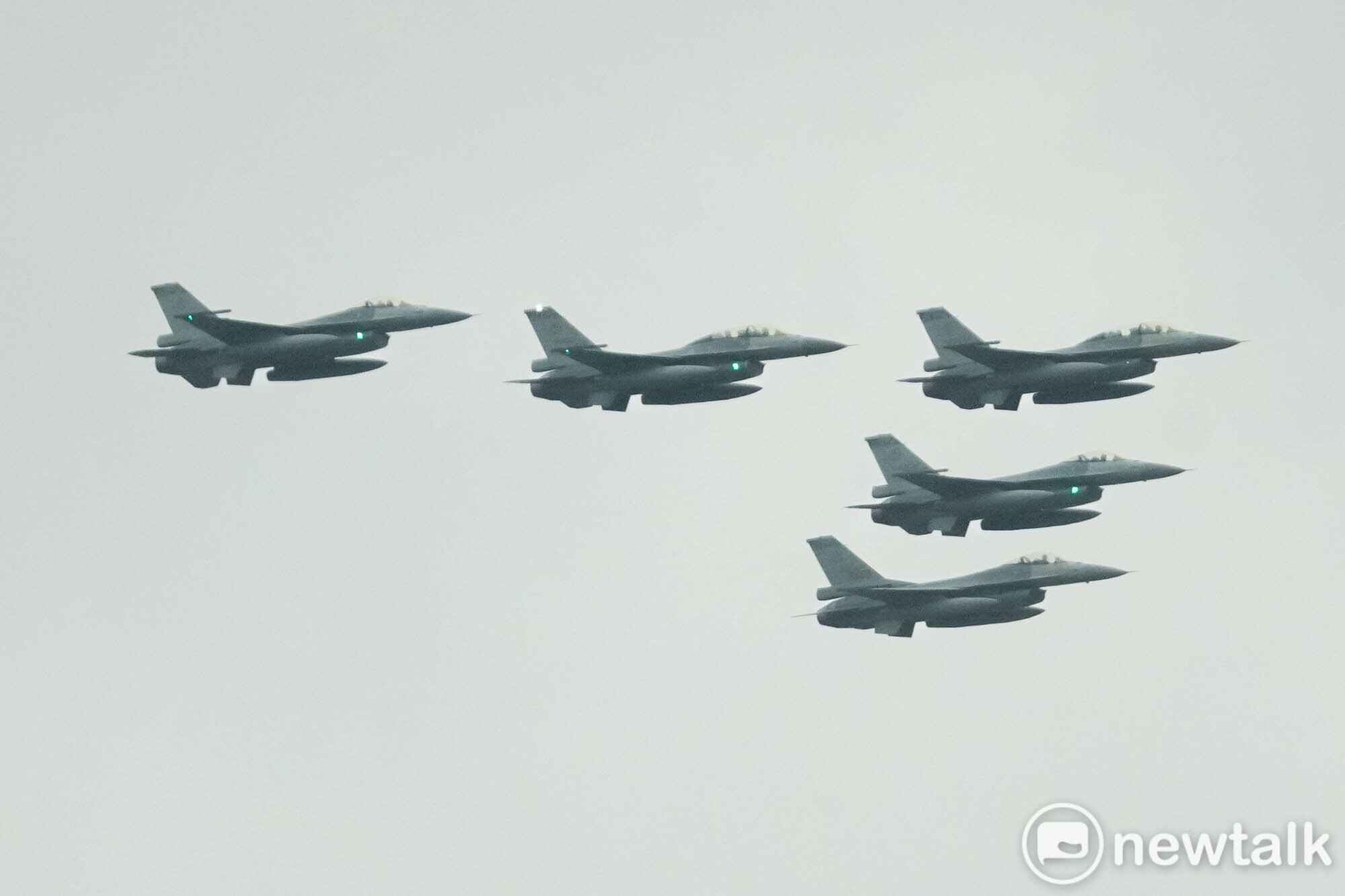  空軍F-16V戰鬥機在115年國慶預演時，以5機大雁隊形編隊通過台北市上空。 圖：張良一/攝 