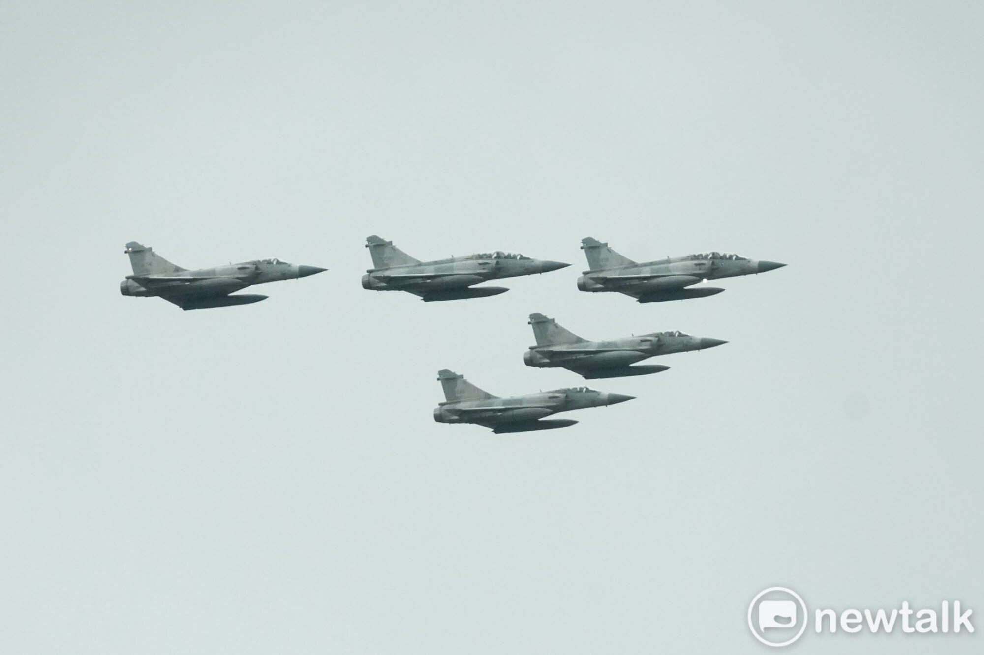  空軍幻象2000戰鬥機在115年國慶預演時，以5機大雁隊形編隊通過台北市上空。 圖：張良一/攝 
