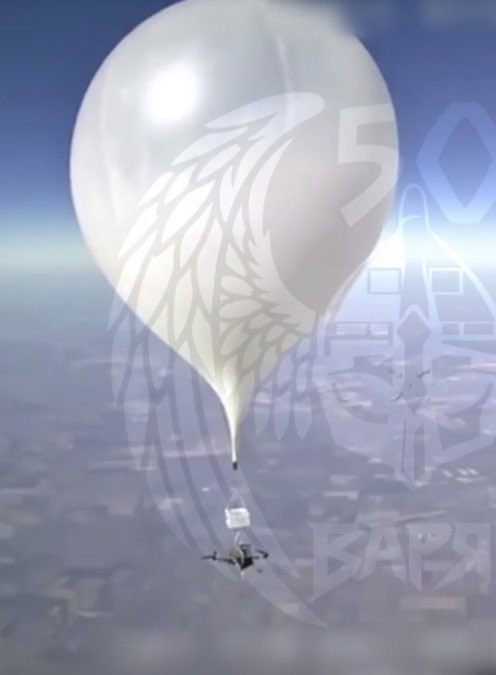  烏克蘭在不對稱打擊作戰上再出新招，配備星鏈衛星終端機且攜帶第一人稱視角（ FPV ）自殺無人機的烏克蘭高空氣球載具。 圖：翻攝自@Osinttechnical 