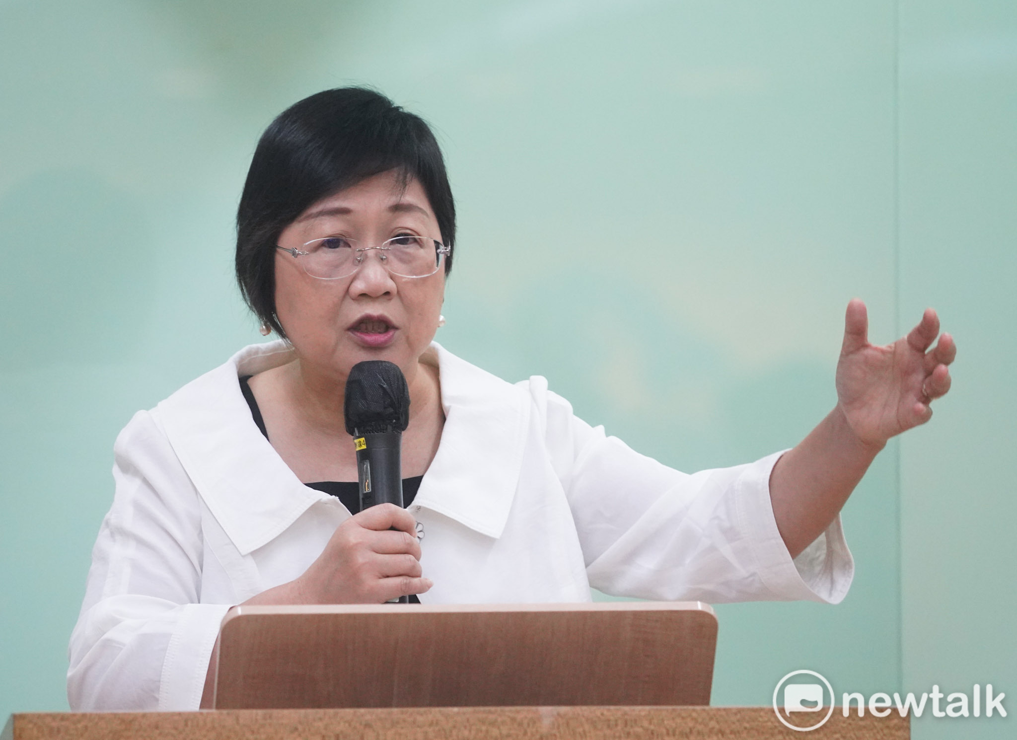 僑委澄清沒幫徐佳青慶生 藍黨團不買帳：連署就能卸責？