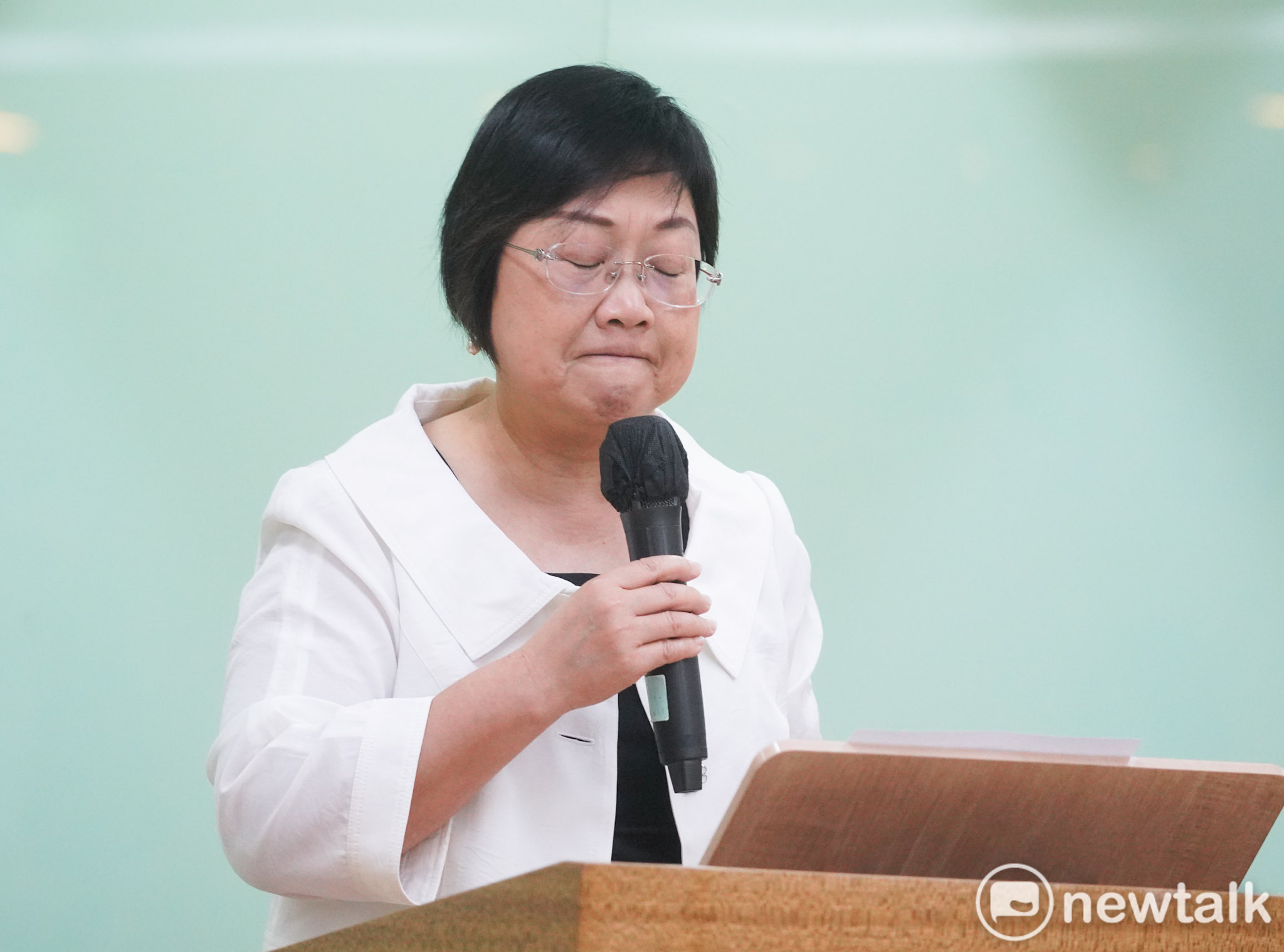  僑委會委員長徐佳青針對個人爭議，宣布自請行政及司法調查，並語帶哽咽宣布請辭委員長一職。 圖：張良一/攝 